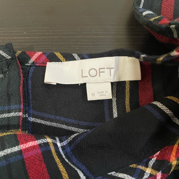 LOFT *Like New* Plaid Button Up Blouse with short bishop sleeves. Size M - Picture 5 of 7